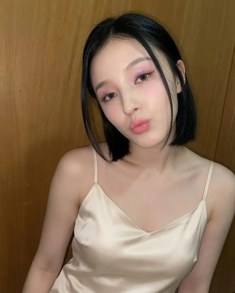 Chim Hồng Trong Nhà Cao Cửa Kín